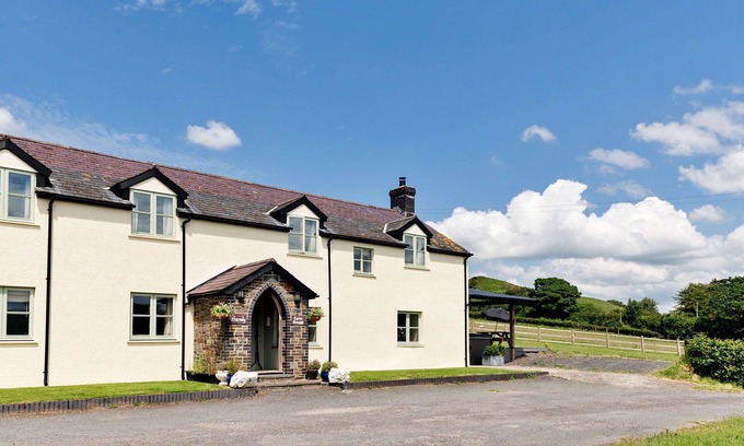 Devils Bridge House | Wonderful villa for 12 people with hot tub, WIFI, pets allowed and parking