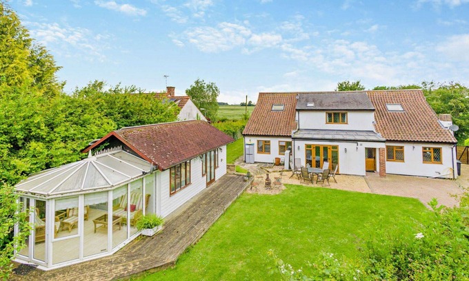 Horseheath House | Wonderful villa for 12 people with WIFI and pets allowed