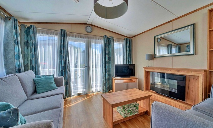 Wimborne House | Wonderful villa for 4 guests with pool, WIFI, pets allowed and parking