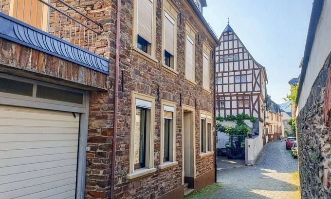 Ediger House | Wonderful villa for 4 guests with WIFI, TV, balcony, pets allowed and parking