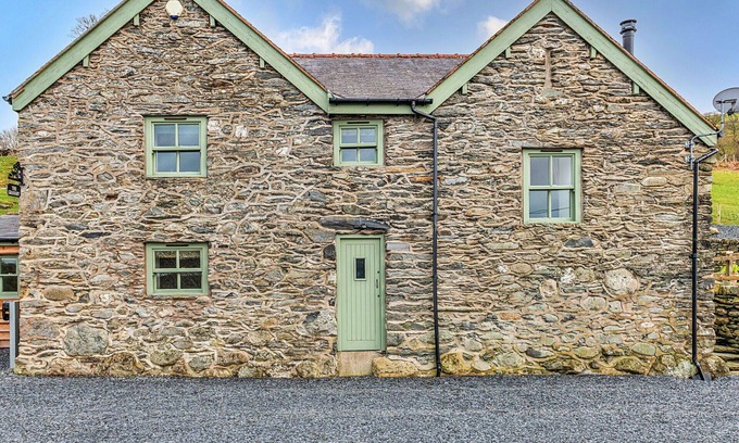 Llandrillo House | Wonderful villa for 6 guests with hot tub, WIFI, TV and terrace