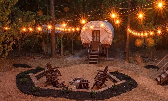 Benton House | Wonderful Wagon Rental with Fire Pit Surrounded by Nature in Tennessee
