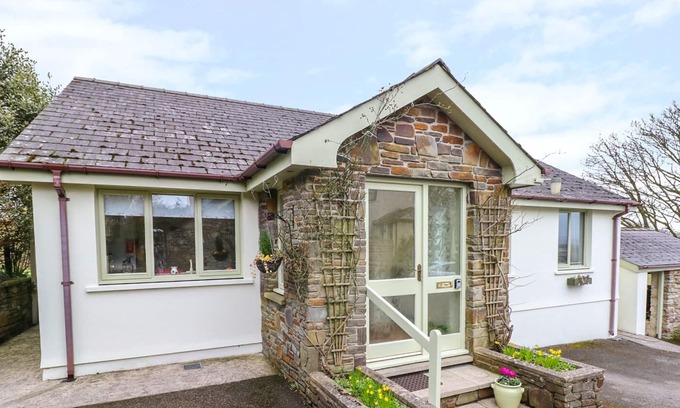 Narberth Cottage | WOODGREEN COTTAGE, pet friendly, with open fire in Narberth
