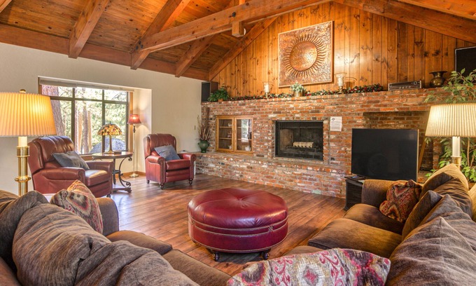 Skyland House | Woodland dog-friendly home minutes to the beach with wood fireplace, sleeps 10