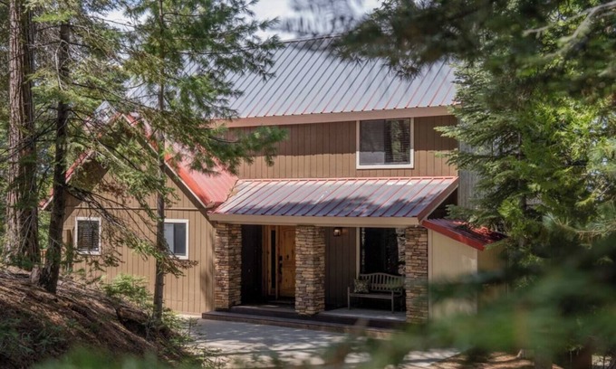 Dogwood Mountain Cabin | Woodland Retreat - Horse-Friendly