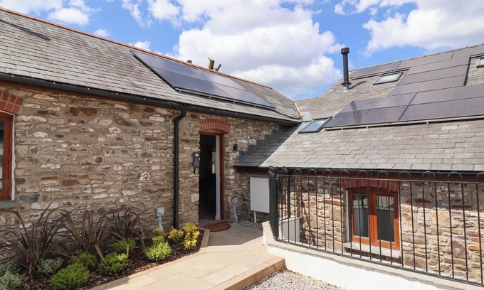 Bideford Cottage | WOODLAND ROOST, pet friendly, with open fire in Bideford