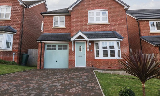 Old Colwyn Cottage | WOODLAND VIEW, pet friendly, with a garden in Old Colwyn