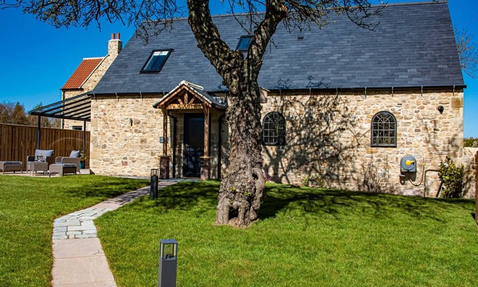 Richmond Cottage | WOODLAND VIEW, romantic, with hot tub in Richmond