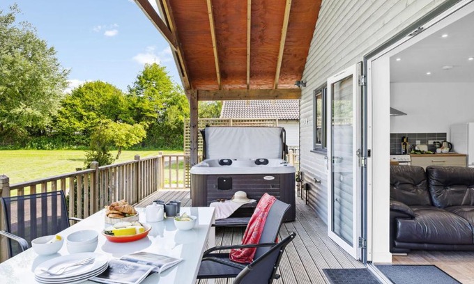 Somerton Ski Chalet | Woodpecker Lodge, Redlake Farm nr Glastonbury