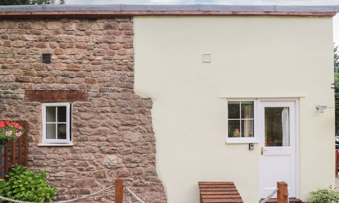 Mitcheldean Cottage | WOODS EDGE, romantic, with a garden in Mitcheldean