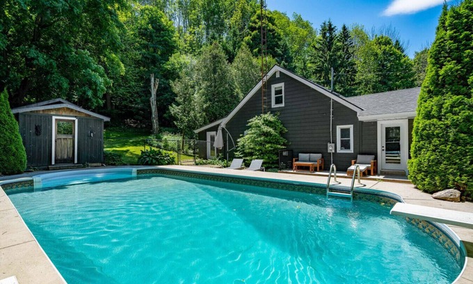 Meaford Cottage | Woodski Retreat w/Heated Pool on 3+ Private Acres