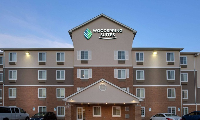 South Tulsa Hotel | WoodSpring Suites Broken Arrow