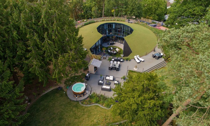 Sidmouth House | Woolbrook Reservoir - An occasion home like none other, with hot tub and parking