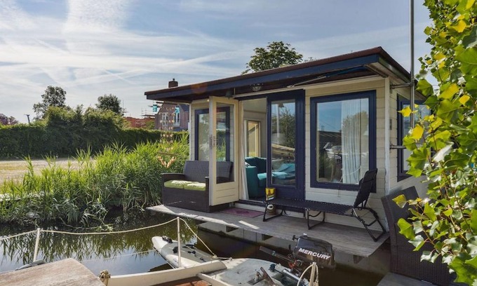Municipality of Aalsmeer Apartment | Woonark Westeinder with kayaks close to Schiphol Airport
