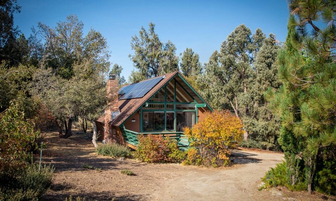 Pine Mountain Club Cabin | Work-From-Home cabin with modern amenities, design, walkability and charm