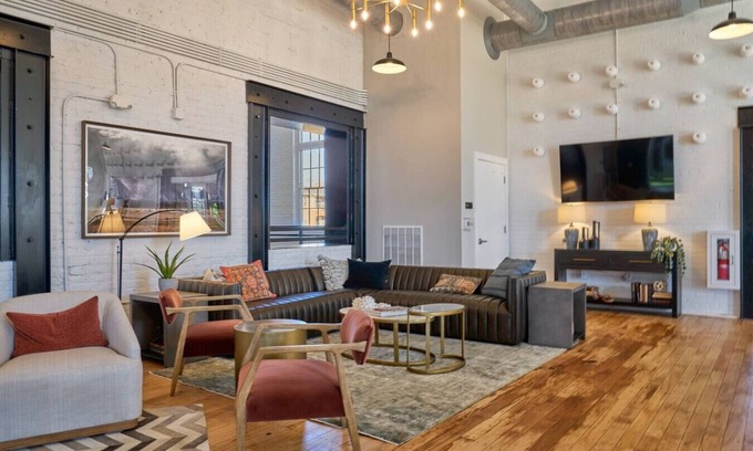 Clayton Apartment | Worker`s Paradise Steps from DT Clayton