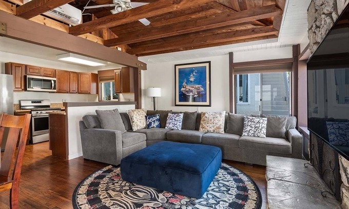 South Mission Beach House | WOW ALL YOURS! 3 br 2ba S. Mission Beach Dogs OK! AC! 4 Houses to the beach
