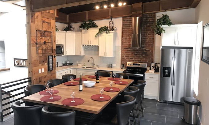 Southeast Omaha House | Wow! Cool 2 story Loft gathering place for 10 sleeps 6