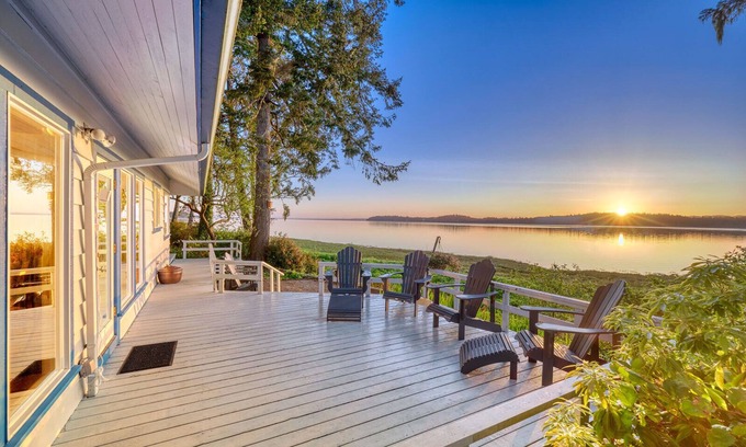 Long Beach House | WOW Views, Oversized Deck, Luxurious (KBay)