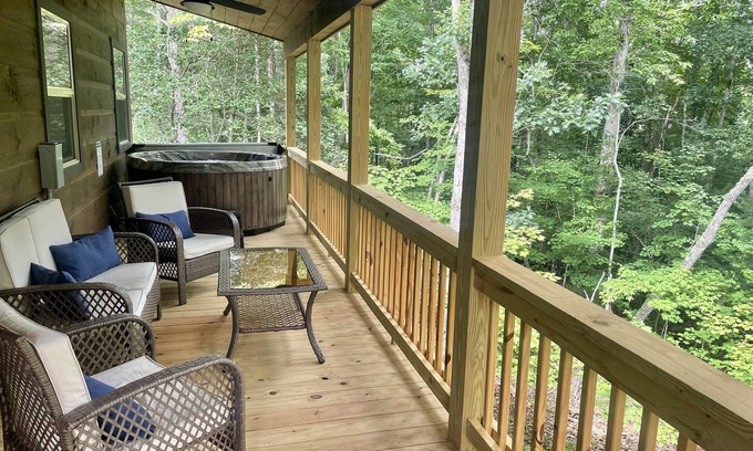 Murphy Cabin | Wraparound Balcony 🌟Private Hot Tub 🌟 Fire Pit 🌟 Spring Fever Getaway!