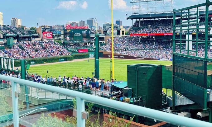 Wrigleyville Apartment | Wrigley Field Views & Cubs Vibes – Stay Across the Street!