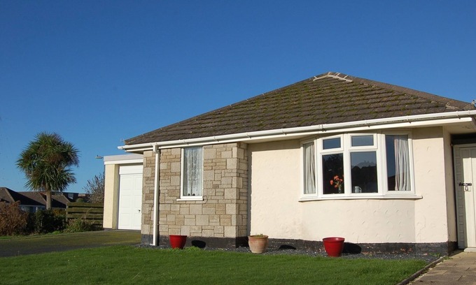 Tywyn House | Wulfrun Bungalow in Tywyn