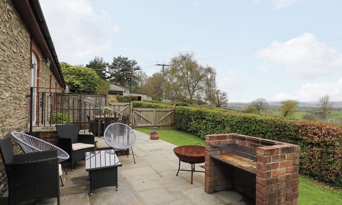 Builth Wells Cottage | WYE COTTAGE, pet friendly, with hot tub in Builth Wells