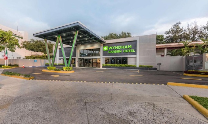 Zona Expo Hotel | Wyndham Garden Guadalajara Expo Plaza del Sol