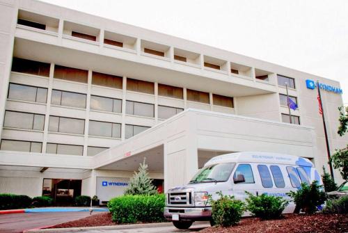 Wayne Hotel | Wyndham Indianapolis Airport