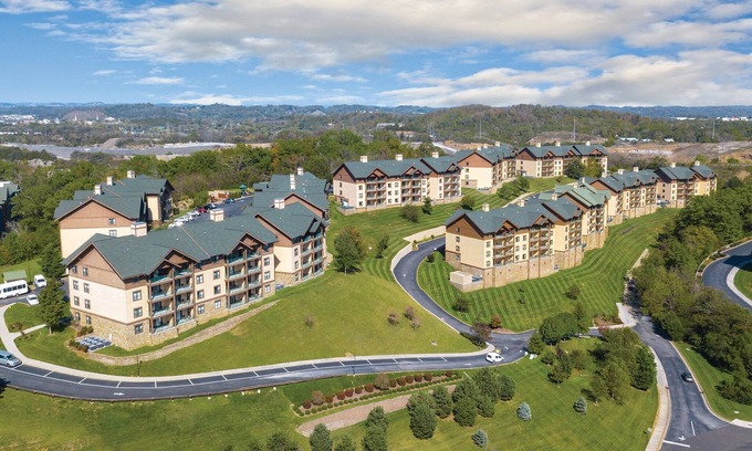 Sevierville Resort | Wyndham Smoky Mountains 2 Bedroom Unit Sleeps 8
