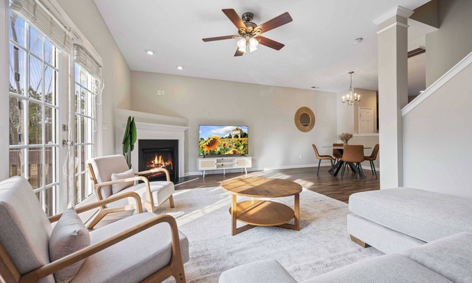 Durham House | Wynter Retreat: Lush Backyard｜Spacious 3B3B｜Garage Access｜Pet-Friendly #41970