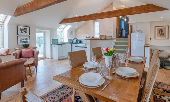 Malmesbury Cottage | Wynyard Mill, Malmesbury - sleeps 6 guests in 3 bedrooms