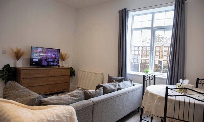 Maidstone Apartment | XL Modern Studio Flat In Kent