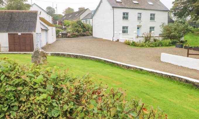Crosswell House | Y Cartws