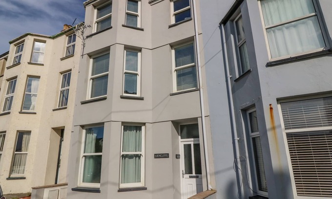 Criccieth Apartment | Y CASTELL APARTMENT 1, romantic, country holiday cottage in Criccieth