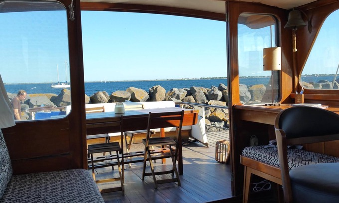 Marseillan Boat Rental | Yacht facing the pond of Thau