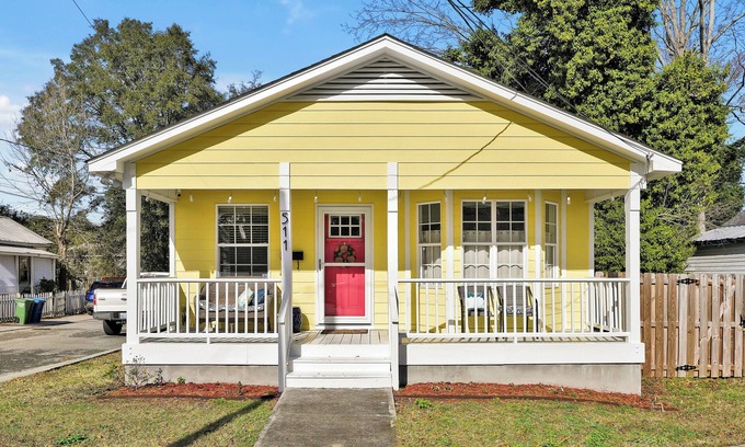 River District House | Yellow Swann cozy cottage minutes from Live Oak Pavilion!