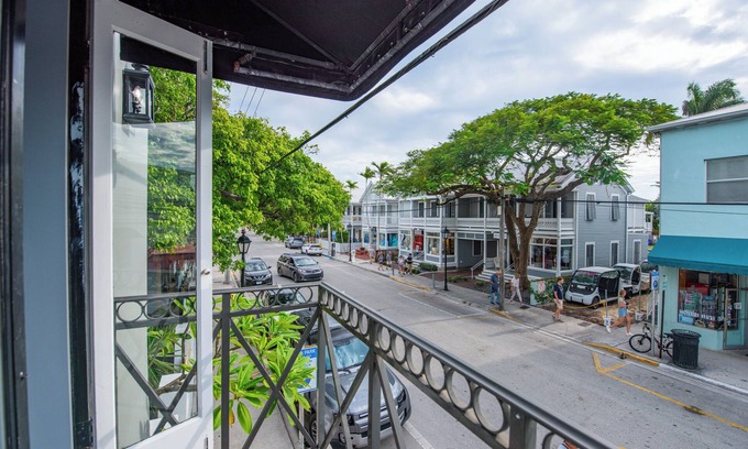 Uptown - Upper Duval House | Yellowfin Ledge | Inviting Getaway On Duval! Balcony!