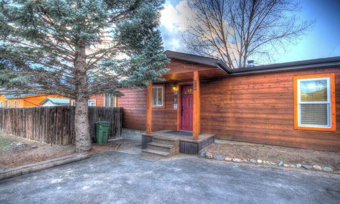 Gardiner House | Yellowstone Street River House 3 Bedroom 2 Bathroom at Yellowstone Park Entrance
