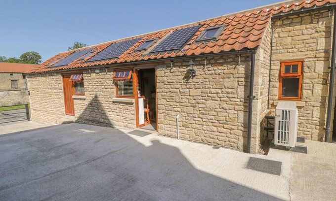 Allerston Cottage | YEOMAN'S COTTAGE, pet friendly, with a garden in Thornton-Le-Dale
