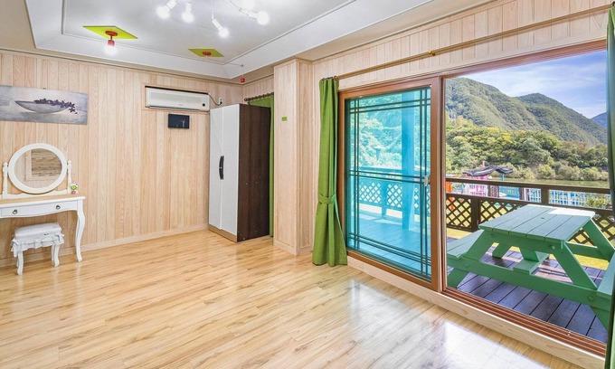Yeongwol House | Yeongwol Gangeulpumeunsoo Pension
