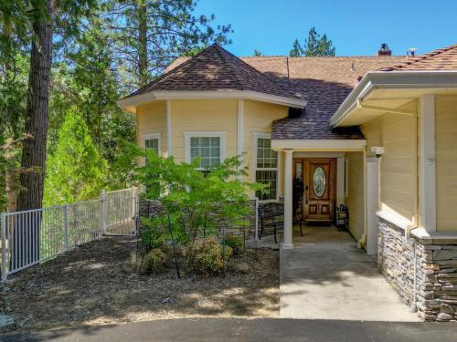 Groveland House | Yosemite-bound, Fun at the lake, Spacious & stylish 6 Bdr home with game room