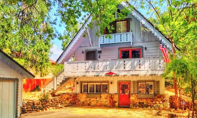 Oakhurst Ski Chalet | Yosemite Mountain Chalet with private sauna, decks, fireplace, air hockey & WiFi