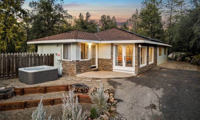 Sonora House | Yosemite Stargaze Hot Tub*2 Decks*Game Room*4 TVs