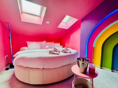 Verdun Apartment | You in colors - Sky of love & private Jacuzzi