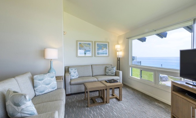 Del Mar Hotel | Your Beach Getaway! Swimming Pool, Free Parking, Full Kitchen!