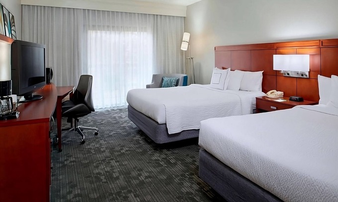 Waldron Hotel | Your Gateway to Kansas City Thrills! 3 Relaxing Units! Pets Allowed