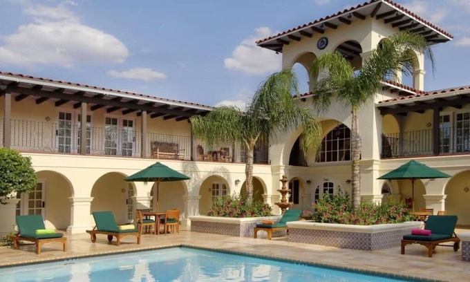 Western Division Hotel | Your Gateway to Stone Bridge with Relaxing Room and Free Breakfast