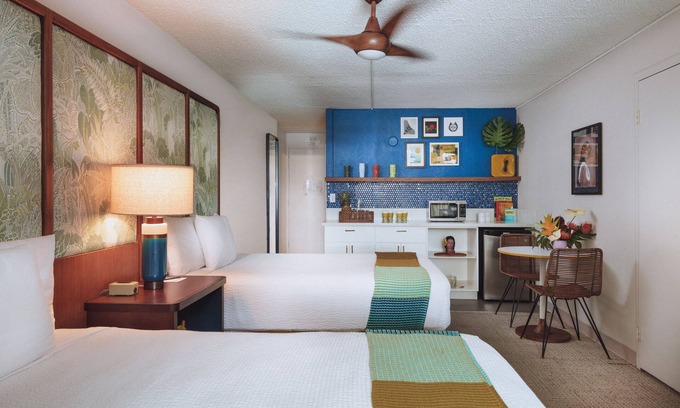 Waikiki Hotel | Your Gateway to Waikiki's White Sands! Contemporary Unit with Private Lanai!