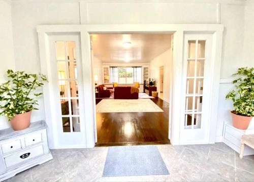 Hilo House | YOUR HILO HOMEBASE - Lovely 3 Bedroom in Heart of Hilo with AC!